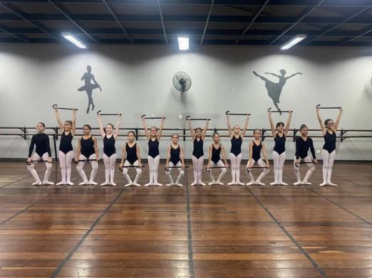bailarinas durante ensaio #paratodosverem 