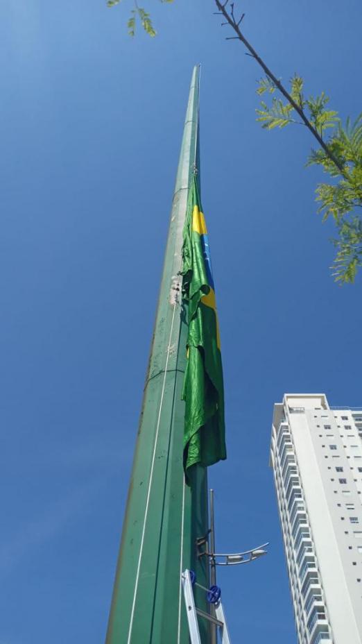 Bandeira sendo hasteada no mastro #paratodosverem