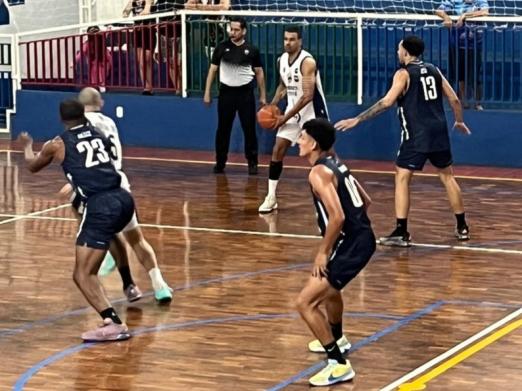 Jogadores de basquete na quadra. #Paratodosverem.