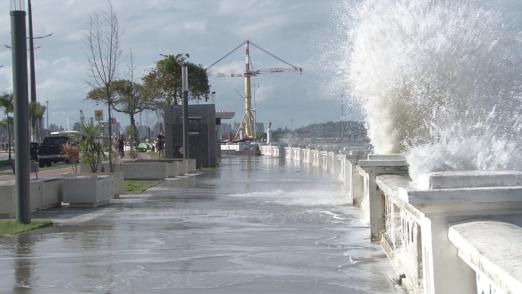 mar batendo na mureta da praia #paratodosverem 