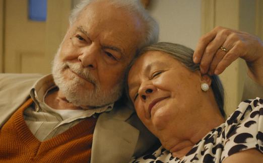 atores se abraçam em cena de filme #paratodosverem