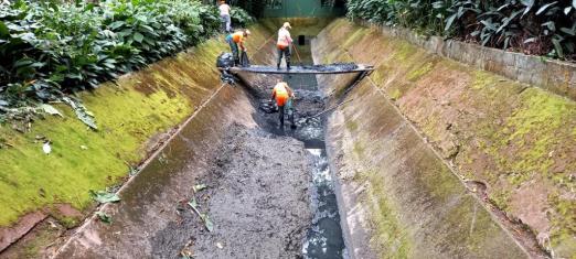 funcionários limpam canal do orquidário #paratodosverem 