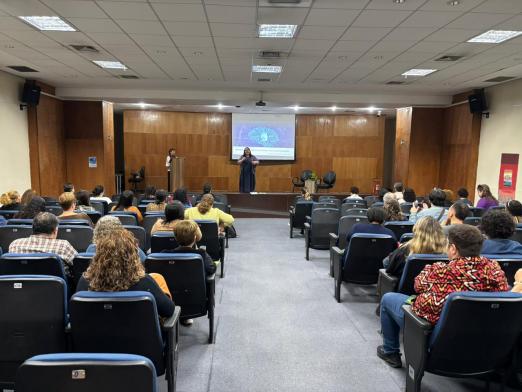 bibliotecários acompanham palestra #paratodosverem