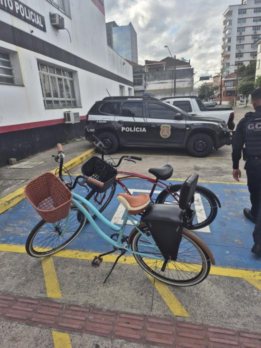 Duas bicicletas recuperadas na porta da delegacia #paratodosverem