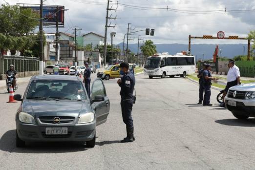 Guarda para carro em acesso à Baixada Santista #paratodosverem 