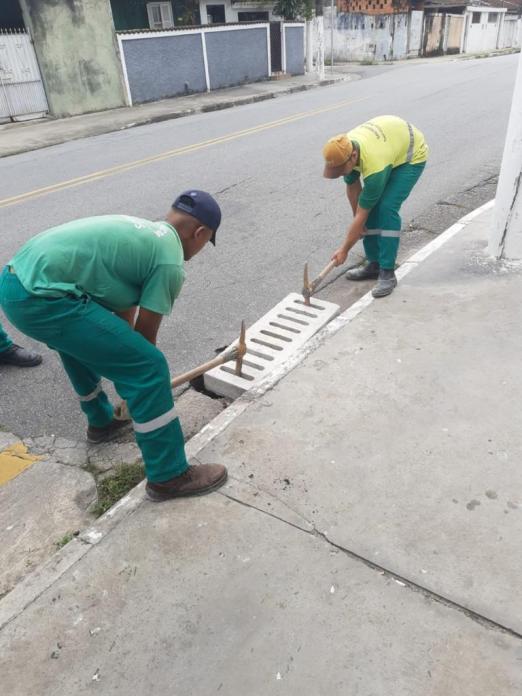 Profissionais da Zona Noroeste instalam boca de lobo de concreto em via da Zona Noroeste. #paratodosverem