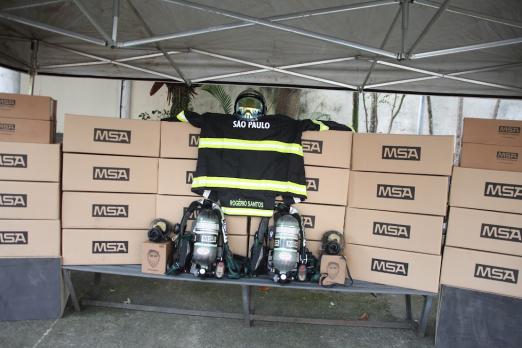 equipamento sobre caixas #paratodosverem 