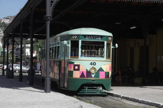 bonde na estação #paratodosverem