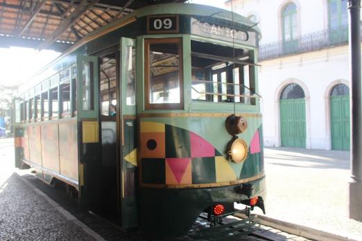 o bonde vazio e parado na estação do valongo. #paratodosverem