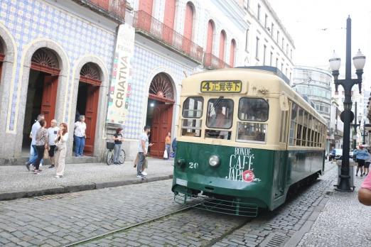 bonde passa em rua em frente à casa da Frontaria Azulejada. #paratodosverem 