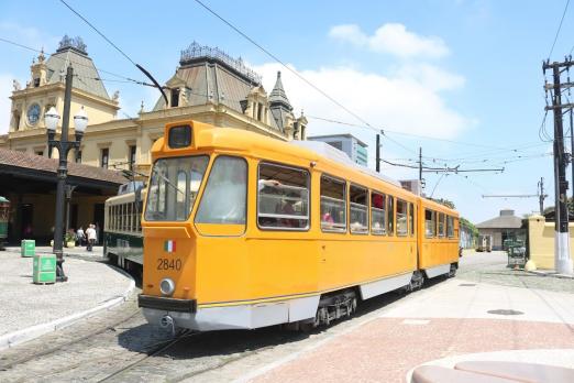 bondes na frente do estação do valongo #paratodosverem 