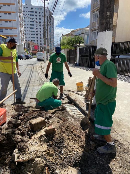 Homens instalam boca de lobo #paratodosverem