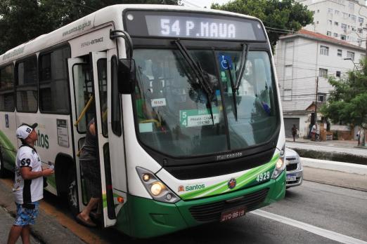 pessoa se prepara para entrar em ônibus #paratodosverem