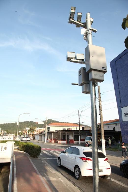 radar afixado em poste em avenida. #paratodosverem