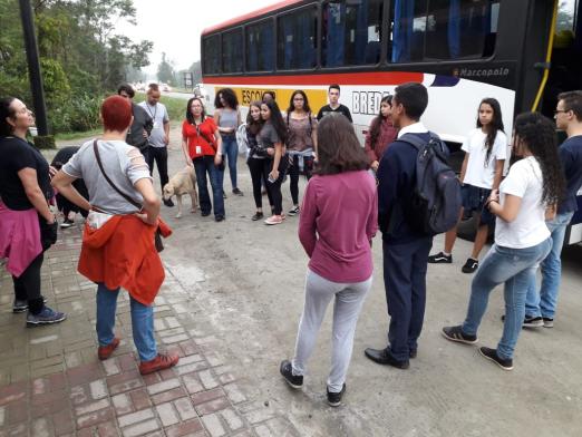 vereadores mirins em círculo durante a visita #pracegover 