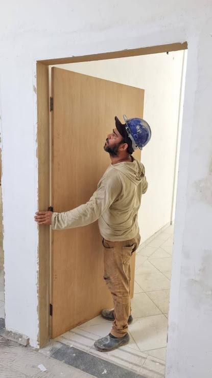 operário mexe em porta #paratodosverem 