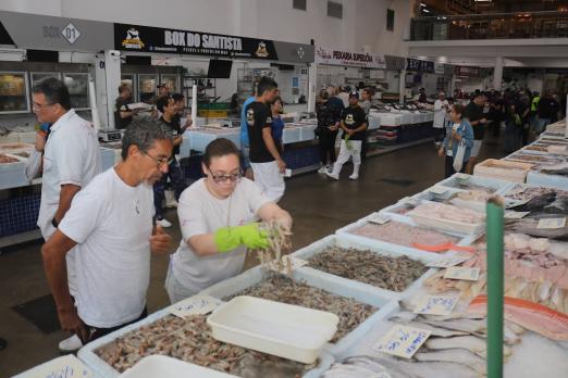 pessoas olhando camarão no mercado #paratodosverem