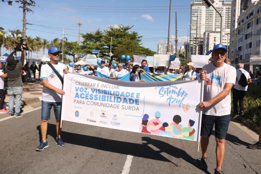 pessoas na caminhada do setembro azul #paratodosverem 