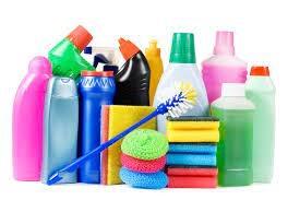 frascos de produtos de higiene, esponja e escova. #paratodosverem