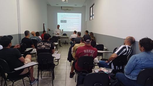 pessoas acompanhando a aula #paratodosverem 