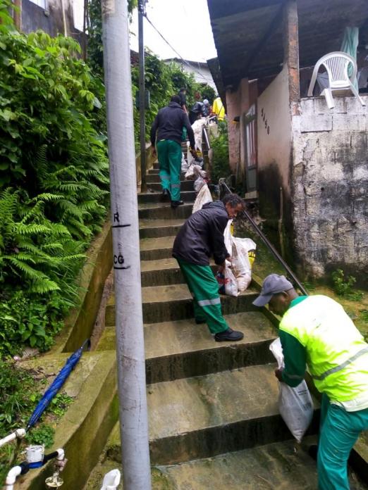 Homem trabalhando em escadaria do morro #paratodosverem