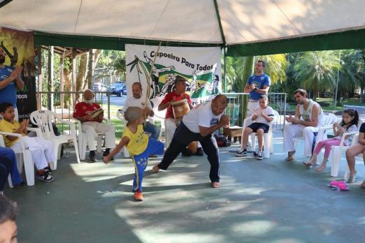 dois homens jogando capoeira #paratodosverem