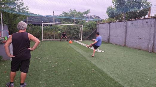 pessoas jogando futebol #paratodosverem