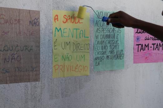 pessoa produzindo cartaz em parede #paratodosverem 