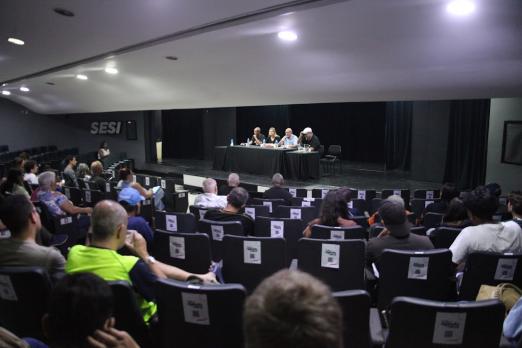 pessoas em auditório durante a cerimônia #paratodosverem 