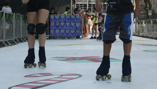patinadores em rua. #paratodosverem