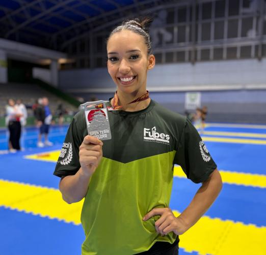 atleta mostra medalha #paratodosverem