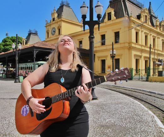 cantora toca violão #paratodosverem