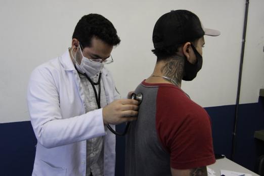 médico examina paciente com estetoscópio #paratodosverem