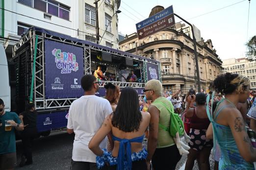 pessoas em bloco no carnacentro #paratodosverem