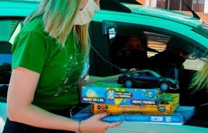 Mulher segura brinquedos e pessoas aparecem do lado dentro do carro #paratodosverem