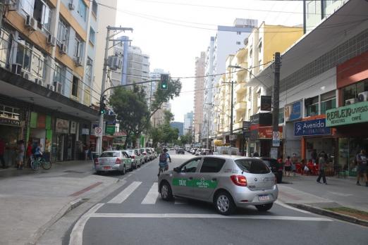 táxi está cruzando esquina sobre uma faixa de pedestre. #paratodosverem