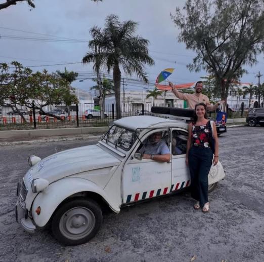 carro com duas pessoas #paratodosverem