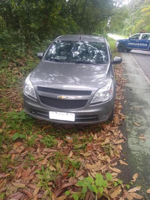 veículo parado ao lado de rodovia. Viatura da guarda municipal está ao fundo. #paratodosverem