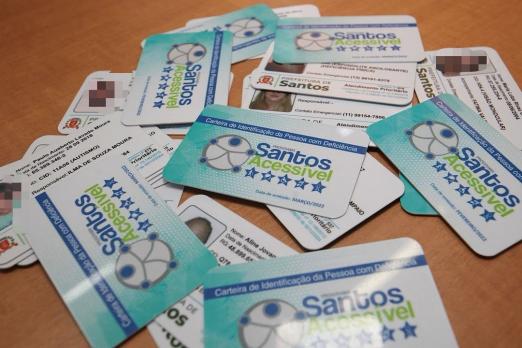 carteiras em mesa #paratodosverem