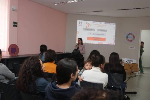 mulheres assistem a palestra #paratodosverem