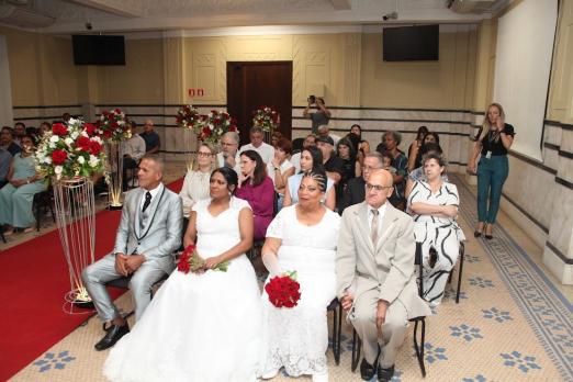 casais aguardando cerimônia do casamento comunitário #paratodosverem 