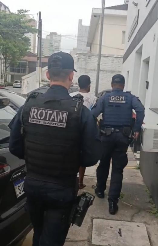 preso é levado pelos guardas #paratodosverem 