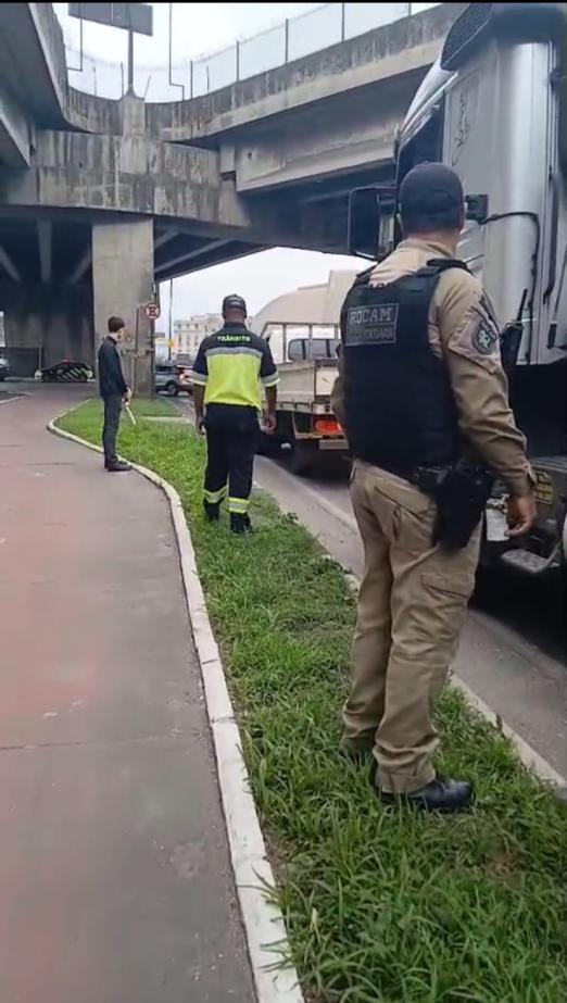agentes falam com motoristas #paratodosverem