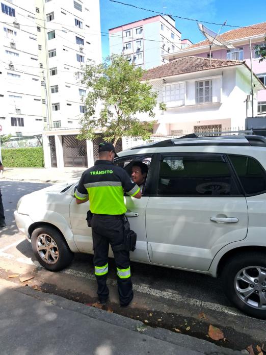 agente aborda motorista em carro #paratodosverem 