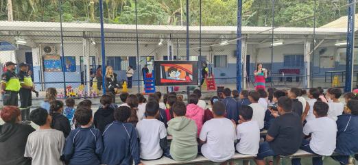 crianças assistem a palestra na quadra #paratodosverem