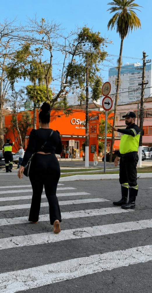 pessoa atravessa a rua #paratodosverem