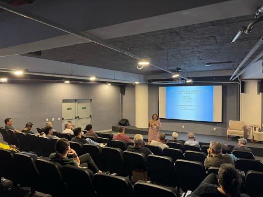 alunos assistem aula em auditório. #paratodosverem