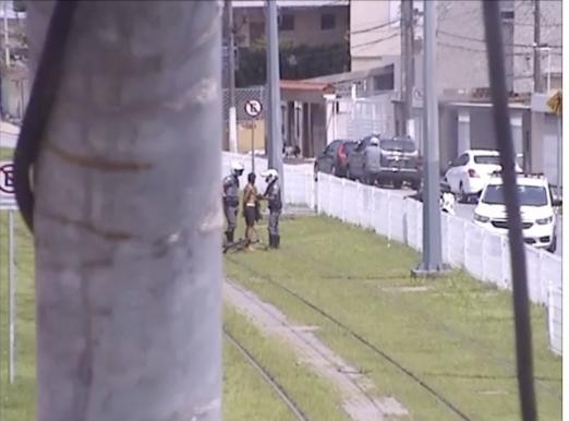 menor é detido por policiais #paratodosverem 