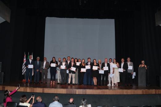 homenageados mostram diplomas #paratodosverem