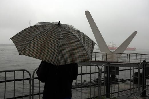 pessoa de guarda chuva no parque valongo #paratodosverem 